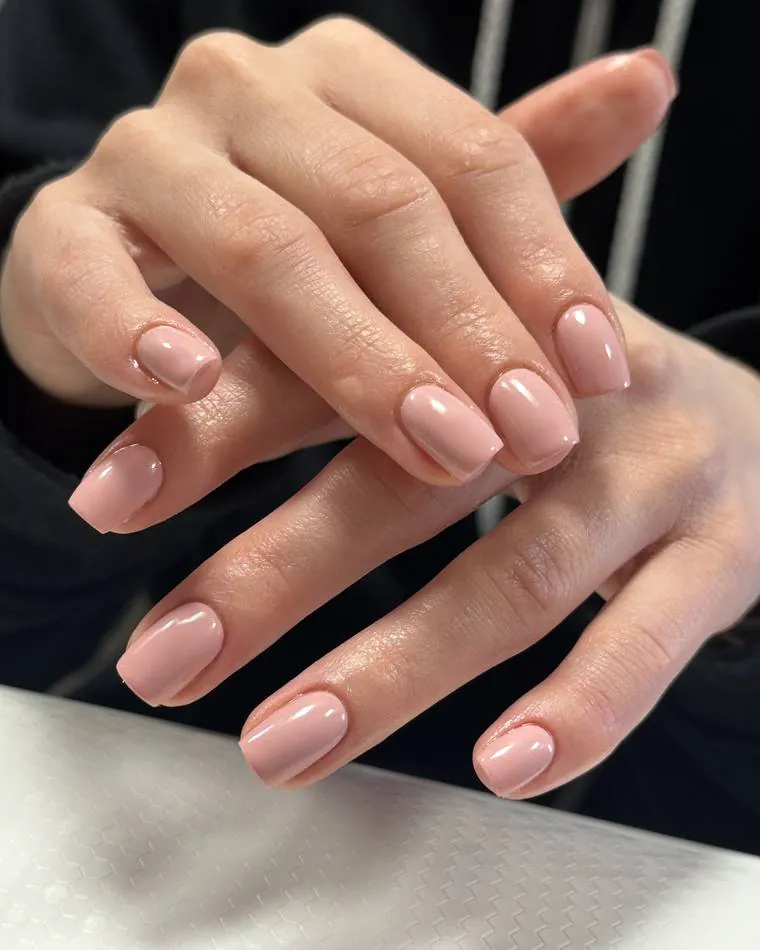 Gel lak v nude odtenku